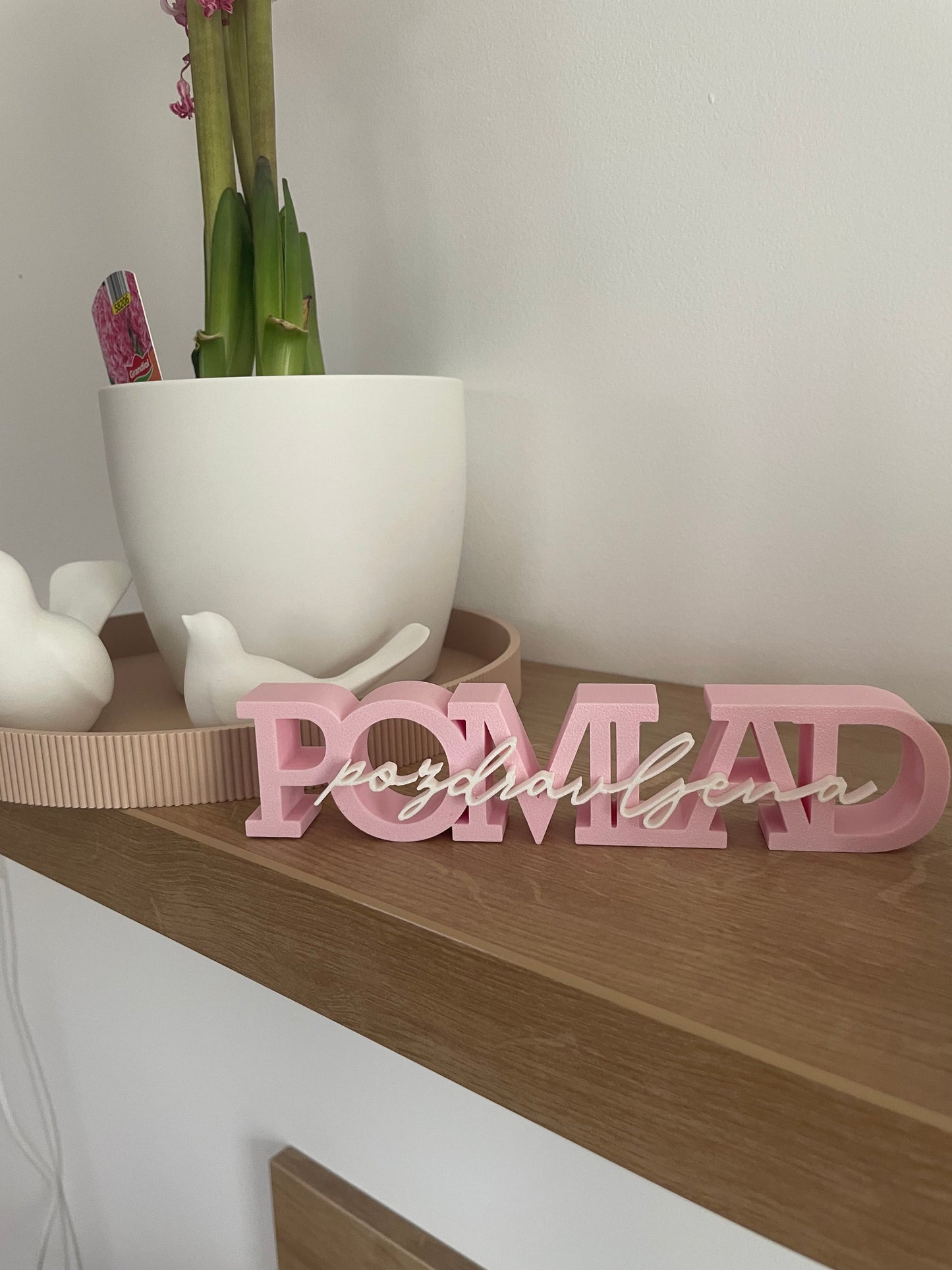 Napis "pozdravljena pomlad"